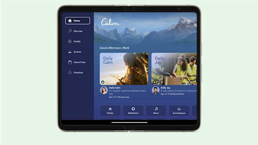 La pantalla de un teléfono plegable muestra la página principal de la aplicación Calm.