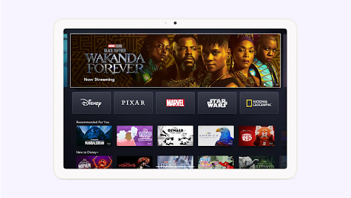Una tablet muestra la página principal de Disney+, en la que se ven películas y series recomendadas.