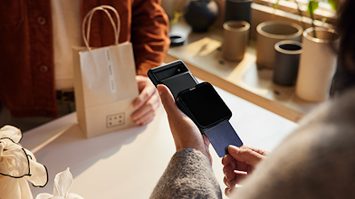 Eine Ladenbesitzerin wickelt eine Zahlung über ein mobiles Kassensystem ab, das mit einem Pixel Smartphone verbunden ist.
