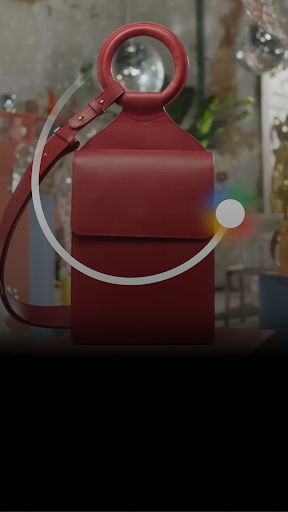 빨간색 가방은 Circle to Search가 어떻게 작동하는지 보여주는 예시로 사용됩니다.