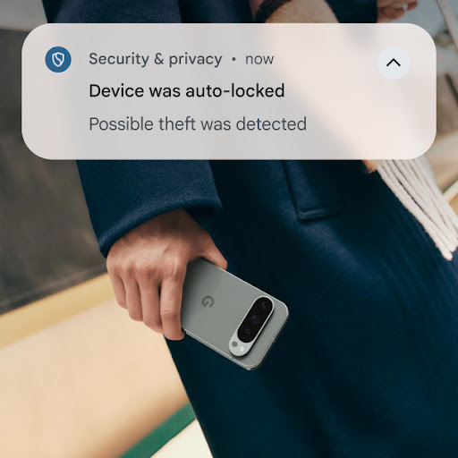 En gjennomsiktig meldingsboks ligger over et bilde av noen som holder en telefon. Det står «Sikkerhet og personvern. Nå. Enheten din er låst automatisk. Basert på enhetens bevegelse har noen muligens tatt og løpt av gårde med den.»